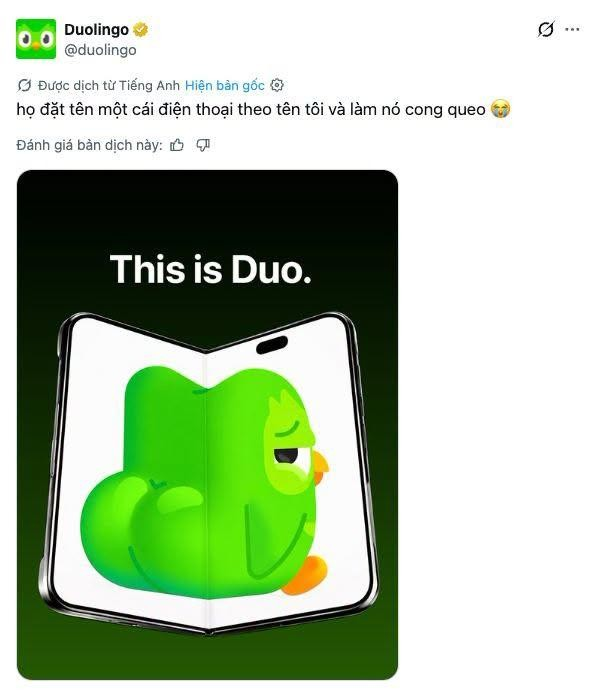 Duo được biến tấu trên điện thoại gập thành hình cong hài hước